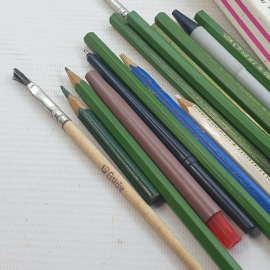 Набор канцтоваров: карандаши, краски, измерительные линейки и прочее. Картинка 3